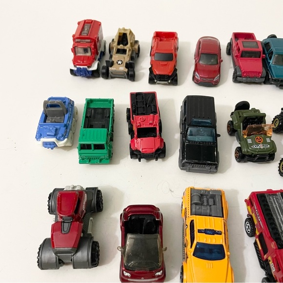 Lot of 23 Diecast Matchbox Toy Cars - Picture 2 of 16